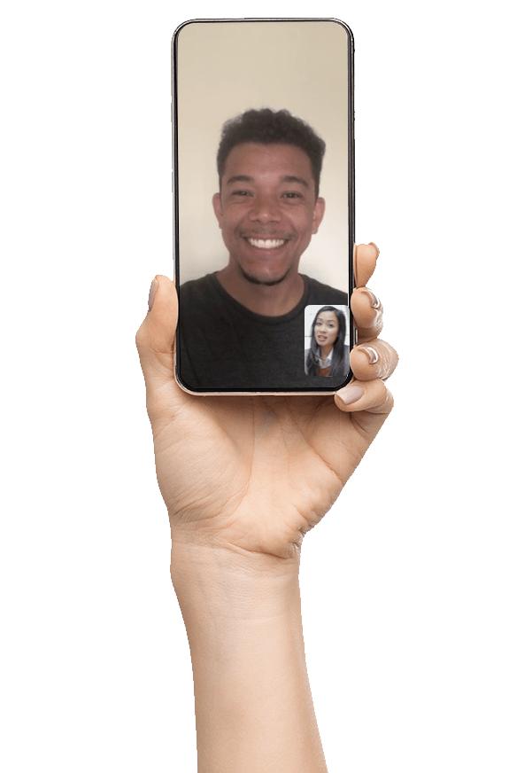 Fazendo CAAS Uma pessoa segurando um celular com uma imagem de duas pessoas conversando via vídeo chamada