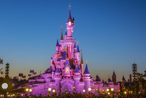 Performance noturna perto do castelo da Bela Adormecida na Disneyland Paris. Disneyland Paris (Euro Disney Resort) - resort de entretenimento em Marne-la-Vallee. Marne-la-Vallée, França. 30 de março de 2019.
