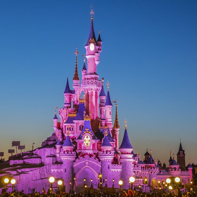 Performance noturna perto do castelo da Bela Adormecida na Disneyland Paris. Disneyland Paris (Euro Disney Resort) - resort de entretenimento em Marne-la-Vallee. Marne-la-Vallée, França. 30 de março de 2019.