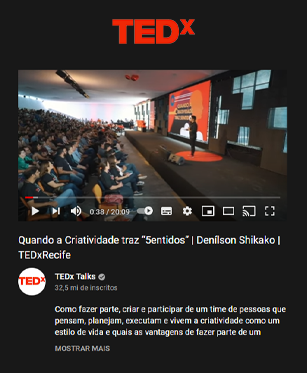 Imagem do TEDx Do consultor e Fundador da Fábrica de Criatividade Denilson Shikako. A imagem dele no palco apresentando para Platéia o TEDx Recife Sobre: Quando a Criatividade traz "Sentidos"