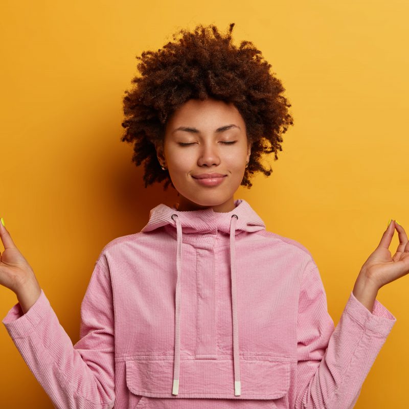 Mulher com produtividade e saúde mental